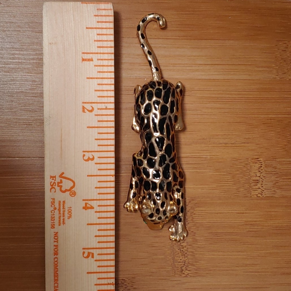 Leopard shoulder brooch